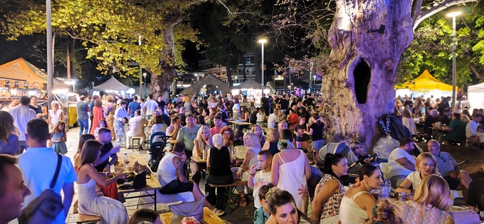 Με μεγάλη επιτυχία και πλήθος κόσμου η μουσική βραδιά με τον DJ Bobito στο «Naoussa Street Food Festival – Wine Edition 2026»